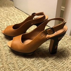 John Fluevog Platform Slingbacks Size 8 Leather Detail on Heels Sz 8 Light Brown